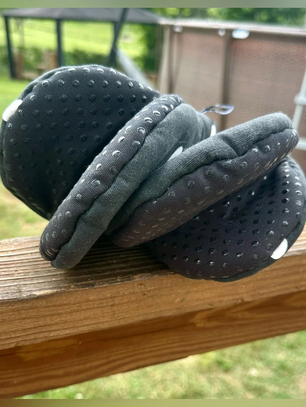 Kate Spade Deco Dot Oven Mitts – Black Wash w/ White Polka Dots